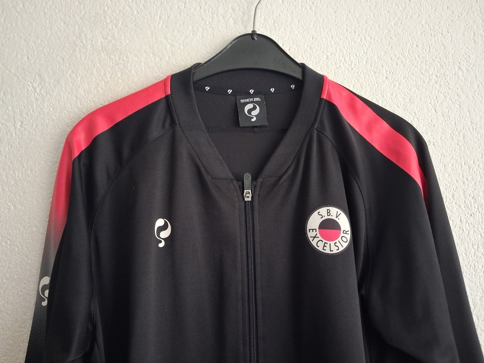 Excelsior Trainingsjack Zwart/Rood Maat 2XL, Zwart, Maat 56/58 (XL), Ophalen of Verzenden, Zo goed als nieuw