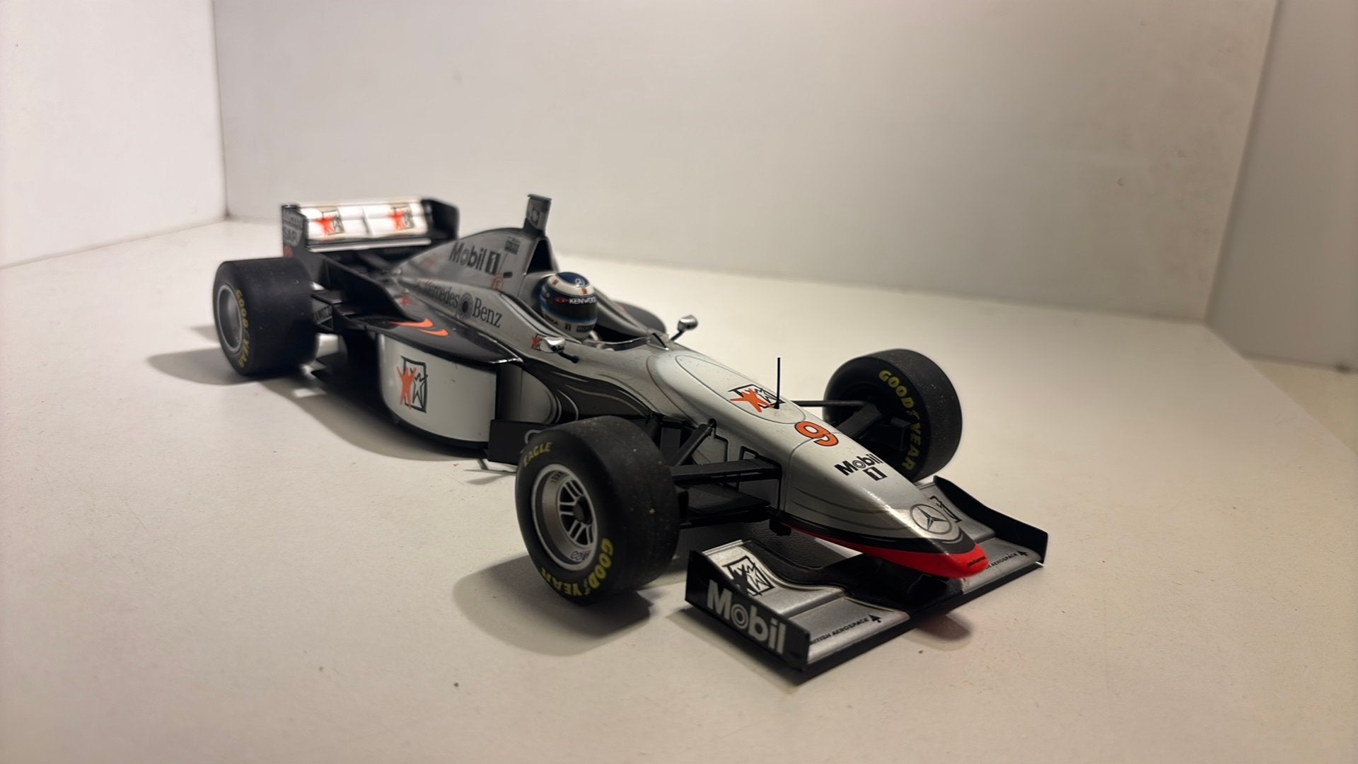 F1 McLaren mercedes mp4/12 hakkinen 1997 minichamps 1.18