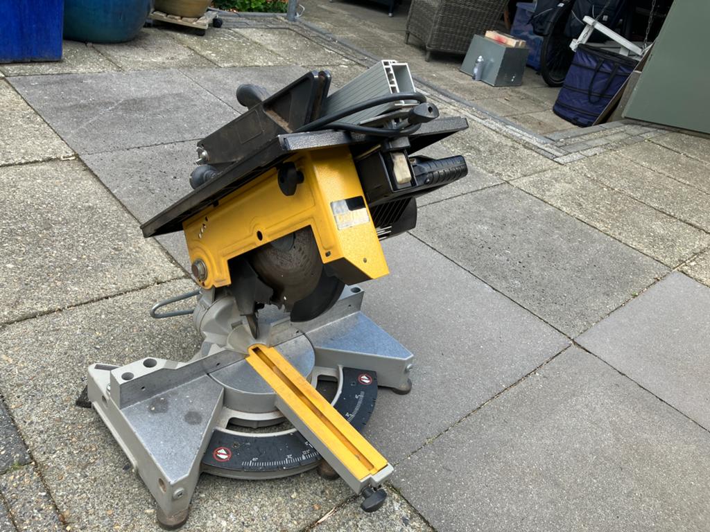 De walt combi zaag. DW711, Doe-het-zelf en Verbouw, Gereedschap | Zaagmachines, Ophalen, Gebruikt, Afkortzaag, 30 tot 70 mm