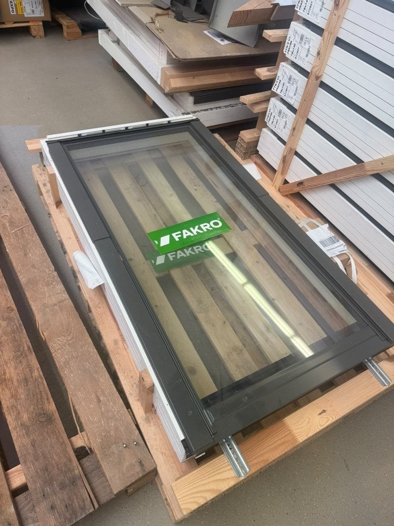 Fakro wit tuimeldakraam FTW-V U3 78×140 cm met gootstuk