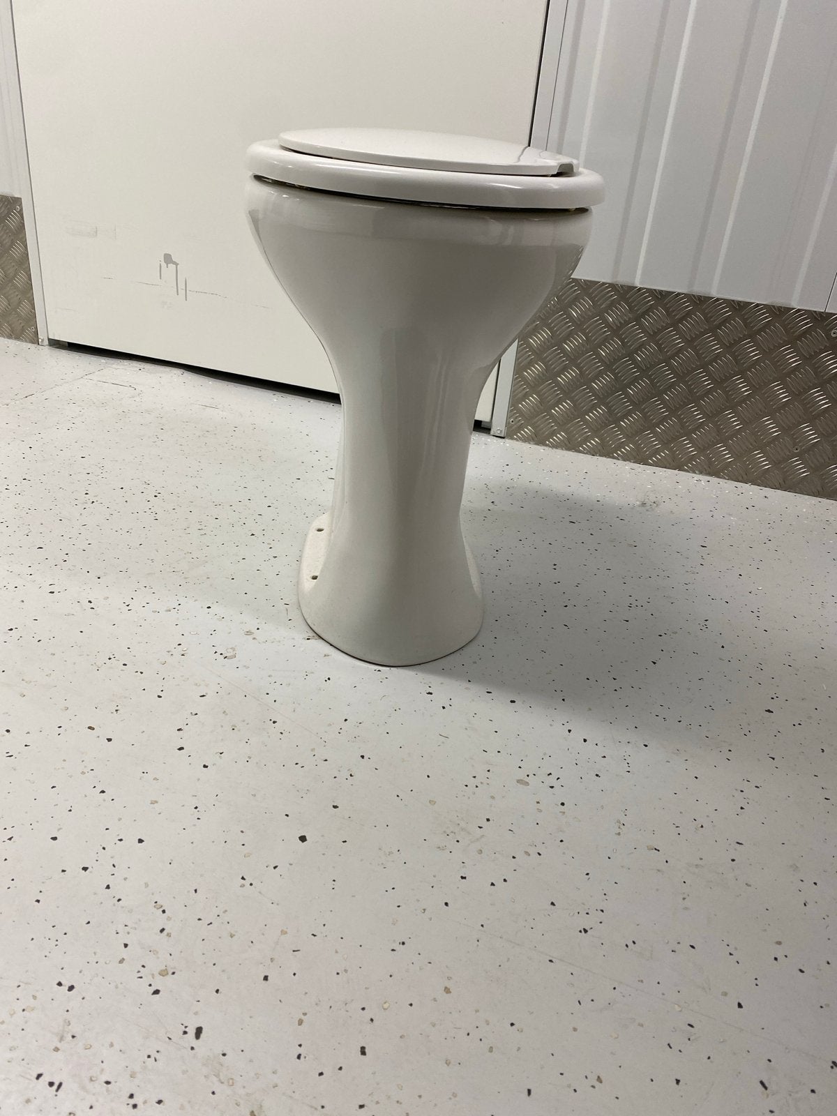 Wit toilet met zitting - Gebruikt pot 47cm hoog, Ophalen, Gebruikt, Toilet
