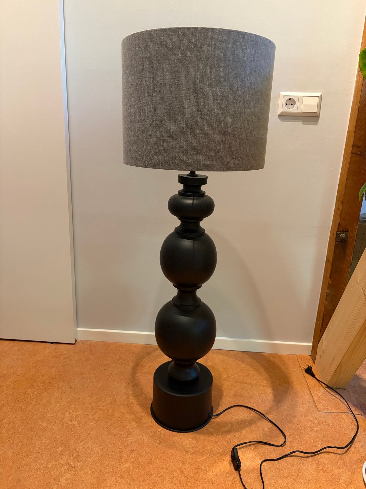 Mooie staande lamp met zwarte voet en grijze kap, Ophalen, Gebruikt, Metaal, 100 tot 150 cm