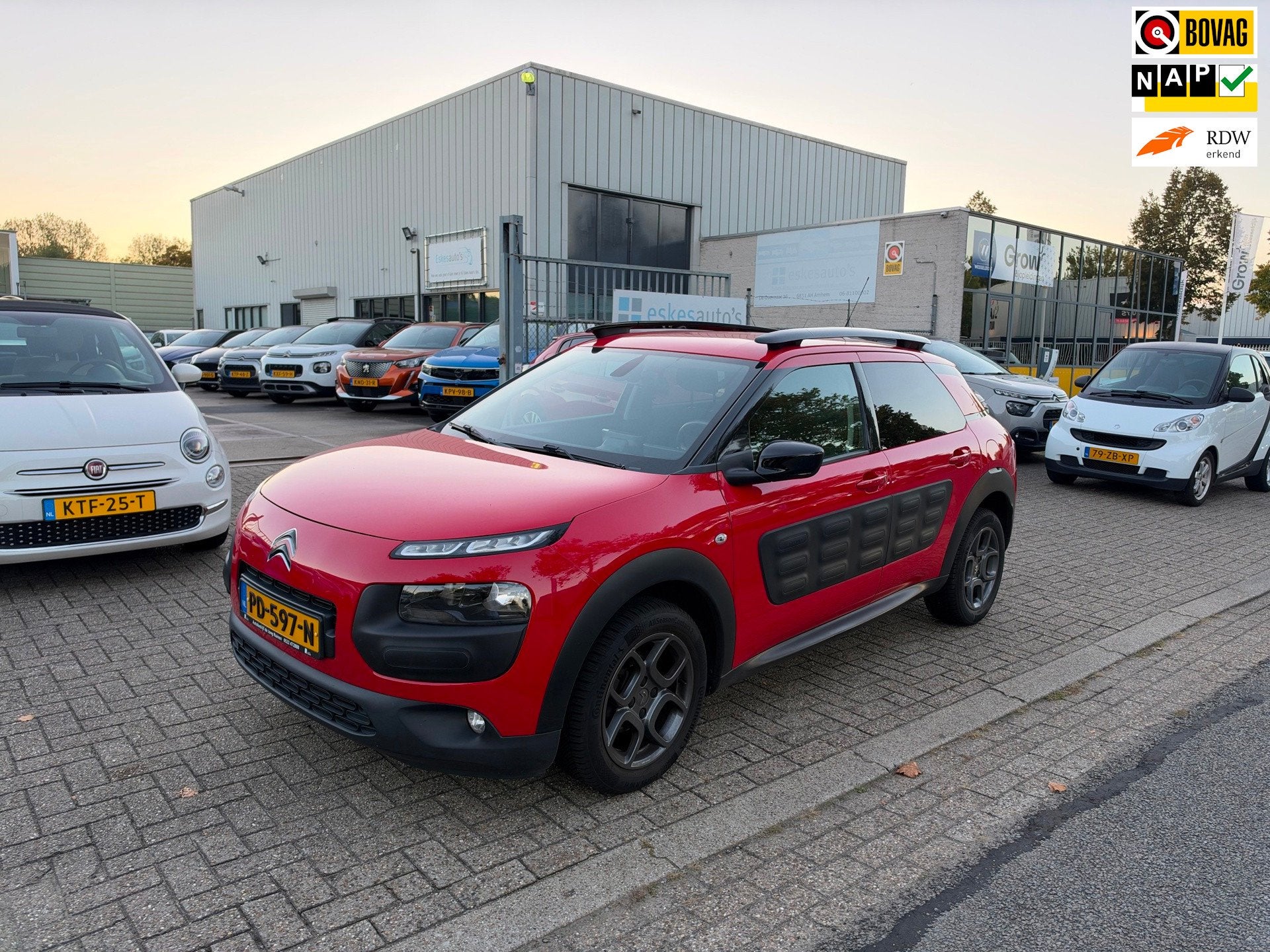 Citroen C4 Cactus 1.2 PureTech Shine Automaat, Navi, Airco,, Auto's, Dealer onderhouden, Stof, 82 pk, 23 km/l