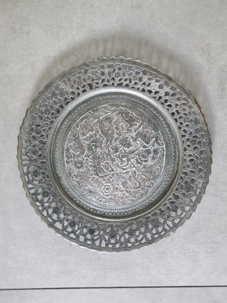 Antiek metalen dienblad met gedetailleerde gravures, Gebruikt, Rond, Ophalen of Verzenden, Dienblad