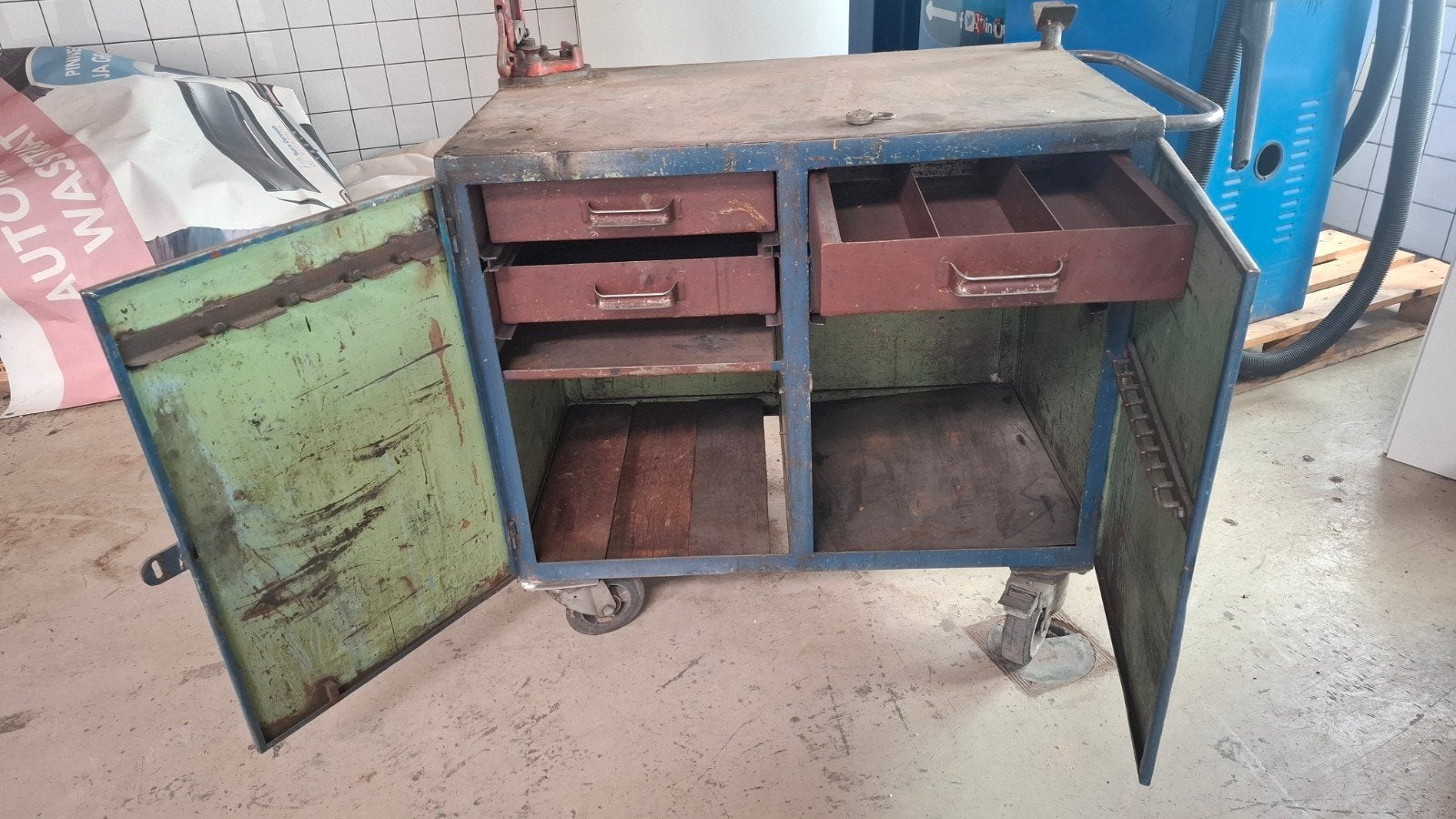 Robuuste Industriële Werkbank met Lades en Bankschroef, Ophalen, Gebruikt, 70 tot 120 cm, Bankschroef