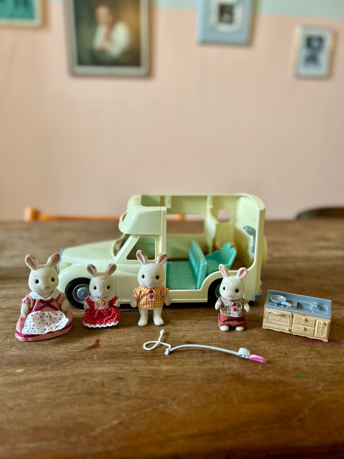 Sylvanian Families Camper met konijnenfamilie en accessoires, Ophalen of Verzenden, Gebruikt, Jongen of Meisje