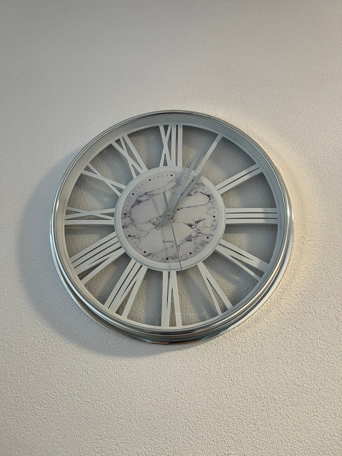 Wandklok 37 cm QUARTZ, Antiek, Analoog, Werkt op batterijen, Ophalen of Verzenden