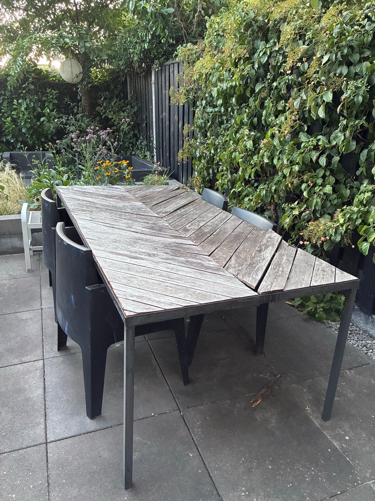 Robuuste tuintafel met houten blad en metalen frame, Ophalen, Gebruikt, Rechthoekig, Hout
