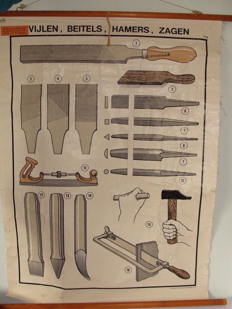 Vintage schoolkaart met vijlen, beitels, hamers en zagen uit, Ophalen of Verzenden, Overige typen
