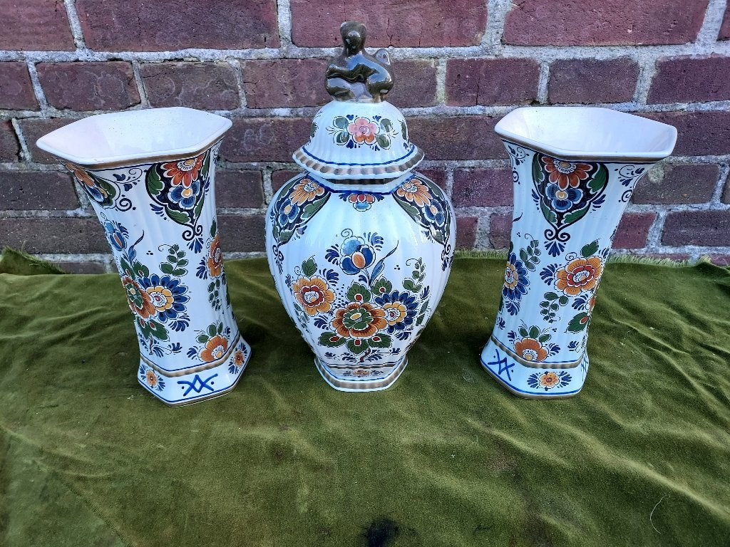 3-delig Delfts kaststel met poy, polychroom gebloemd decor., Antiek en Kunst, Antiek | Vazen, Verzenden