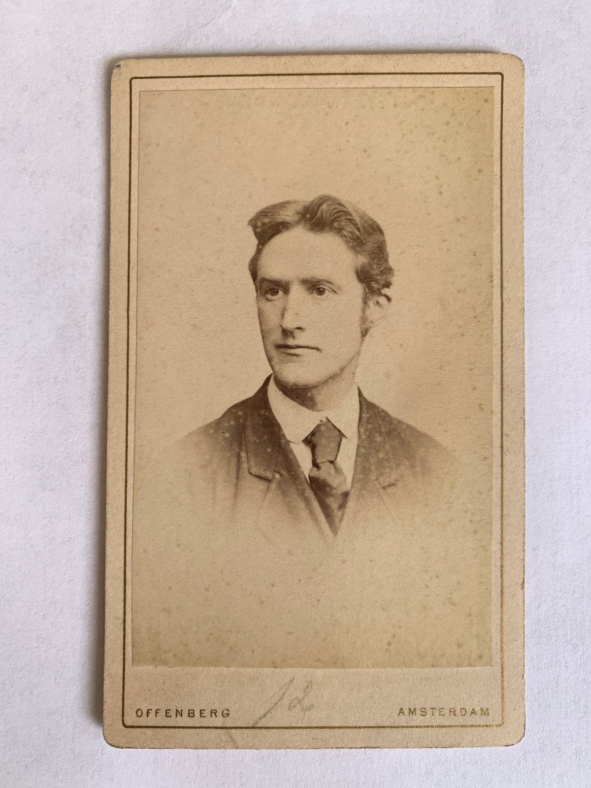 CDV Antieke Foto: Portret van een Heer - Offenberg Amsterdam, Gebruikt, Foto, Ophalen of Verzenden, Voor 1940