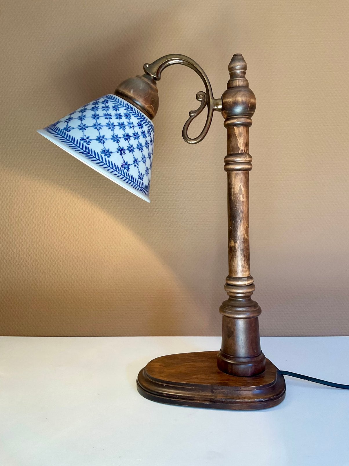 Vintage tafellamp gedraaid hout elegante porseleinen kap, Overige typen, Gebruikt, Vintage, Met schakelaar