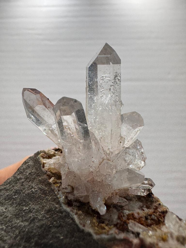 Kwarts cluster bergkristal op basalt - Goboboseb, Namibië, Ophalen of Verzenden, Mineraal