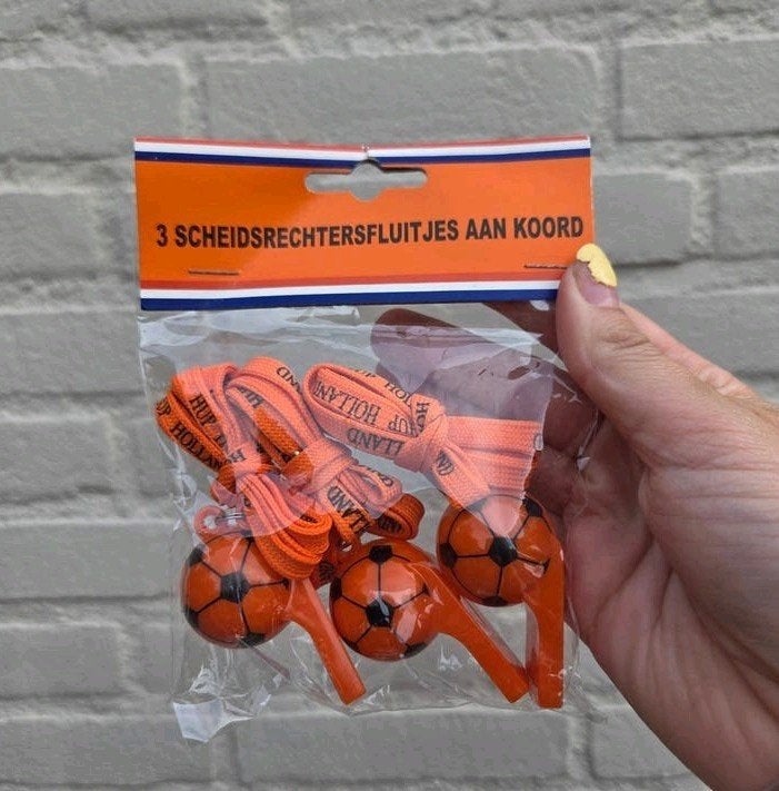 3 Scheidsrechtersfluitjes aan koord - Oranje voetbal, Ophalen of Verzenden, Nieuw, Clubaccessoires