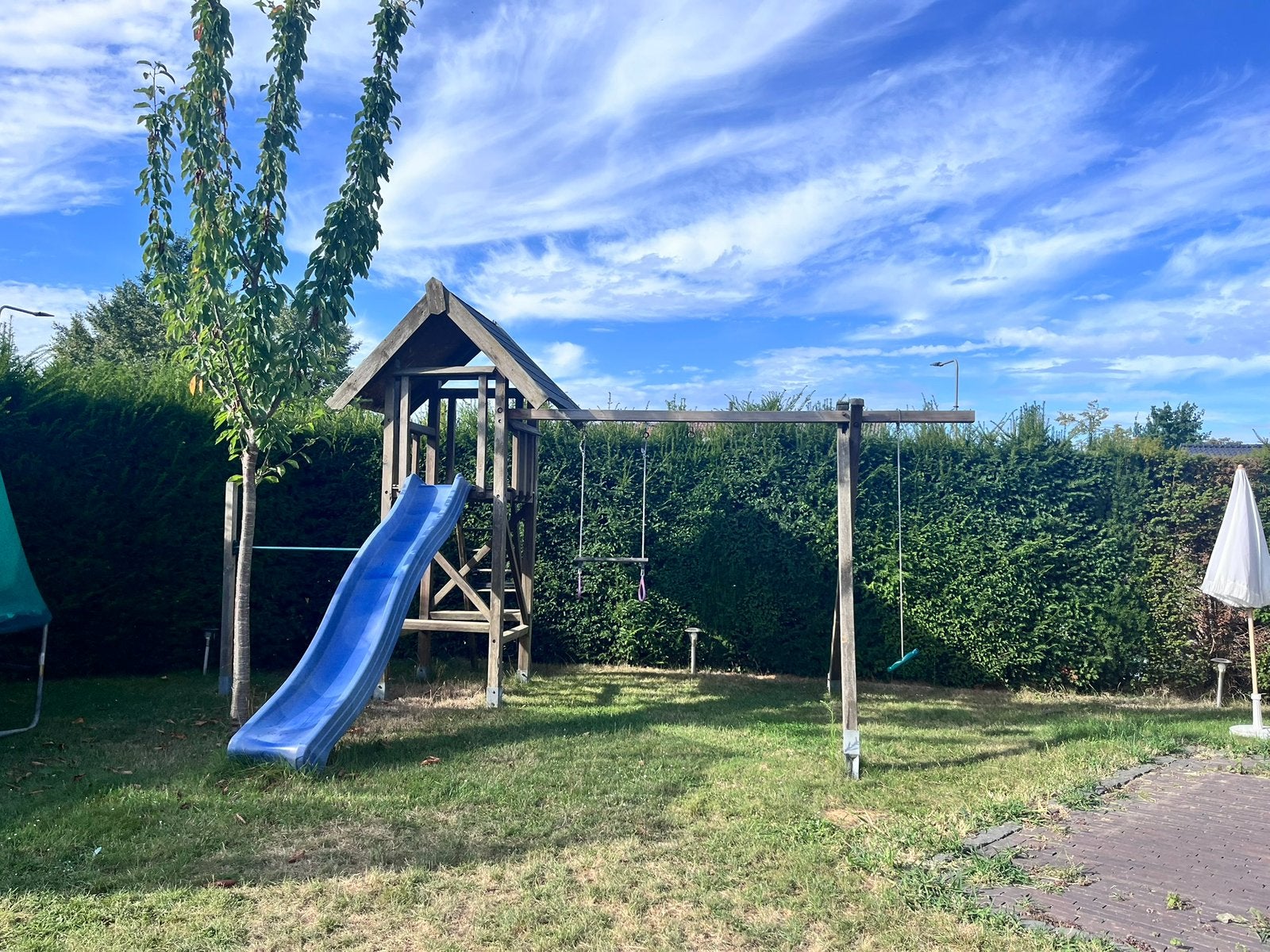 Houten speeltoestel met glijbaan en schommel (opknapper), Ophalen, Gebruikt, Glijbaan