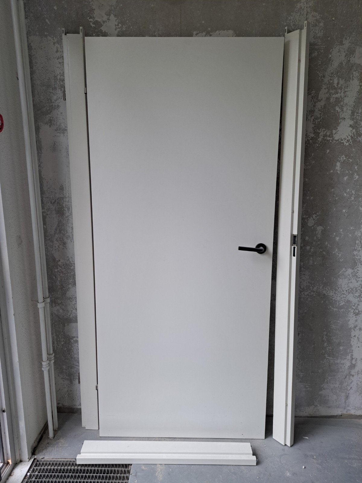 Kozijn met opdekdeur en deurbeslag, Doe-het-zelf en Verbouw, Ophalen, Gebruikt, 80 tot 100 cm, Binnendeur