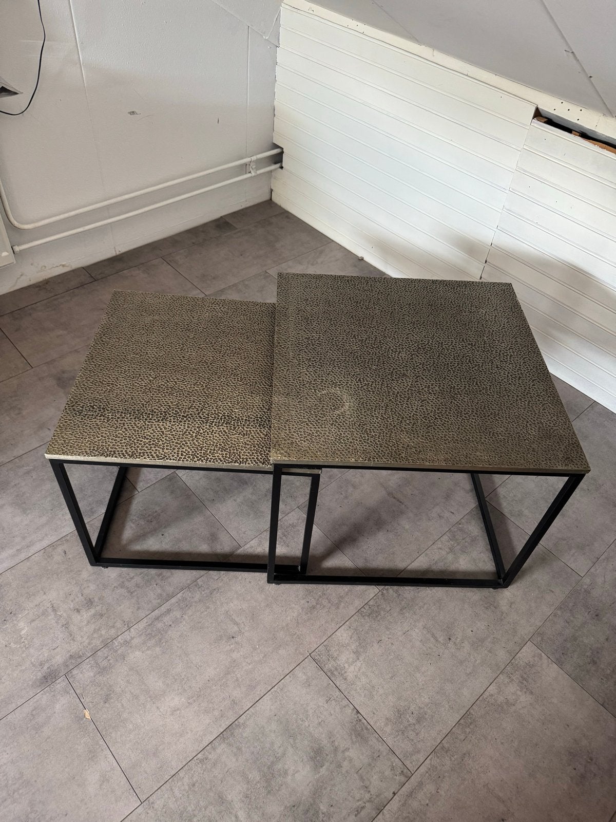 Set van 2 salontafels met metalen frame en gehamerd blad, Huis en Inrichting, Tafels | Salontafels, Ophalen, 50 – 75, Gebruikt