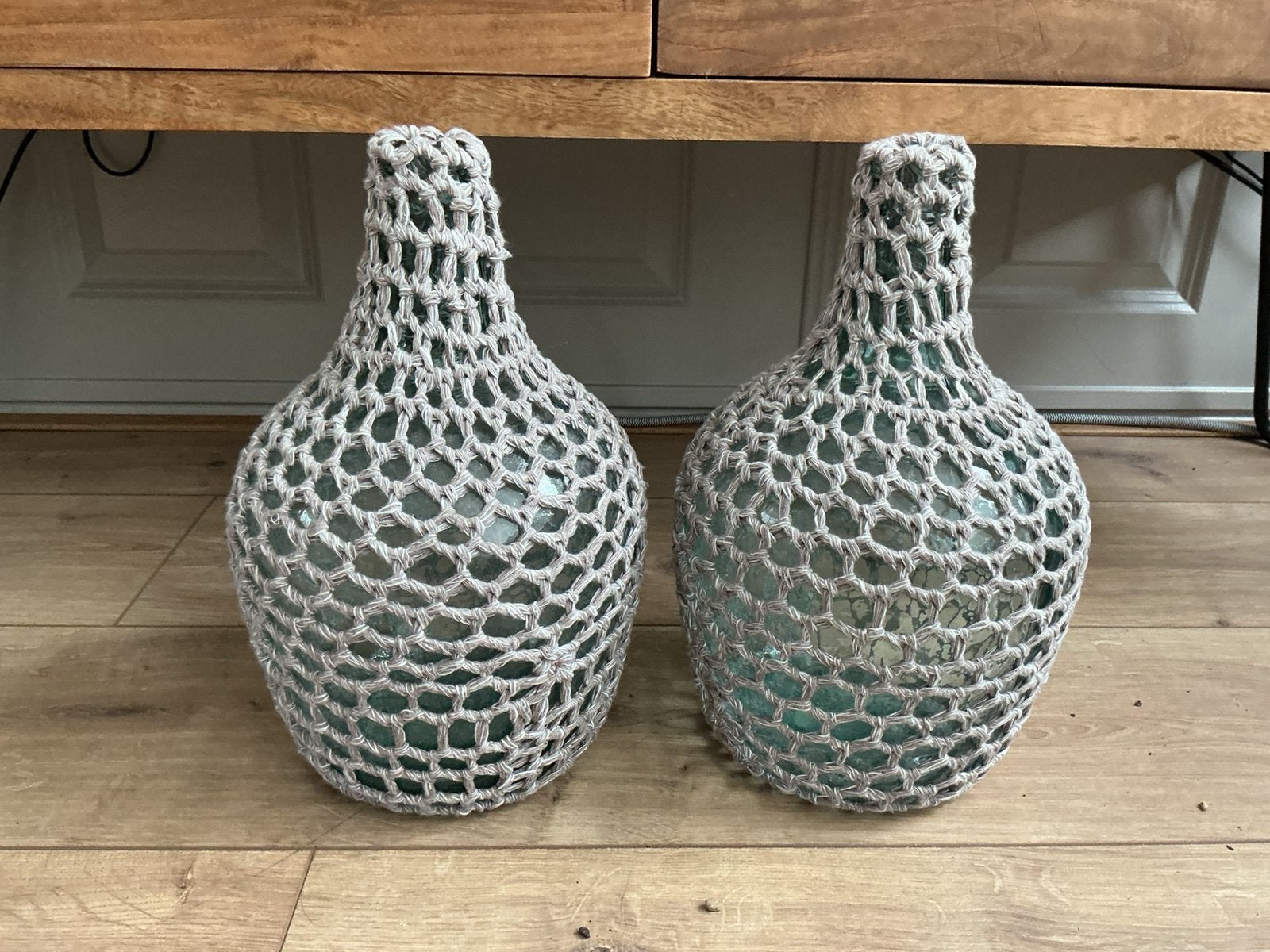Leuke mand flessen, 30 cm, Ophalen of Verzenden, Grijs, Glas