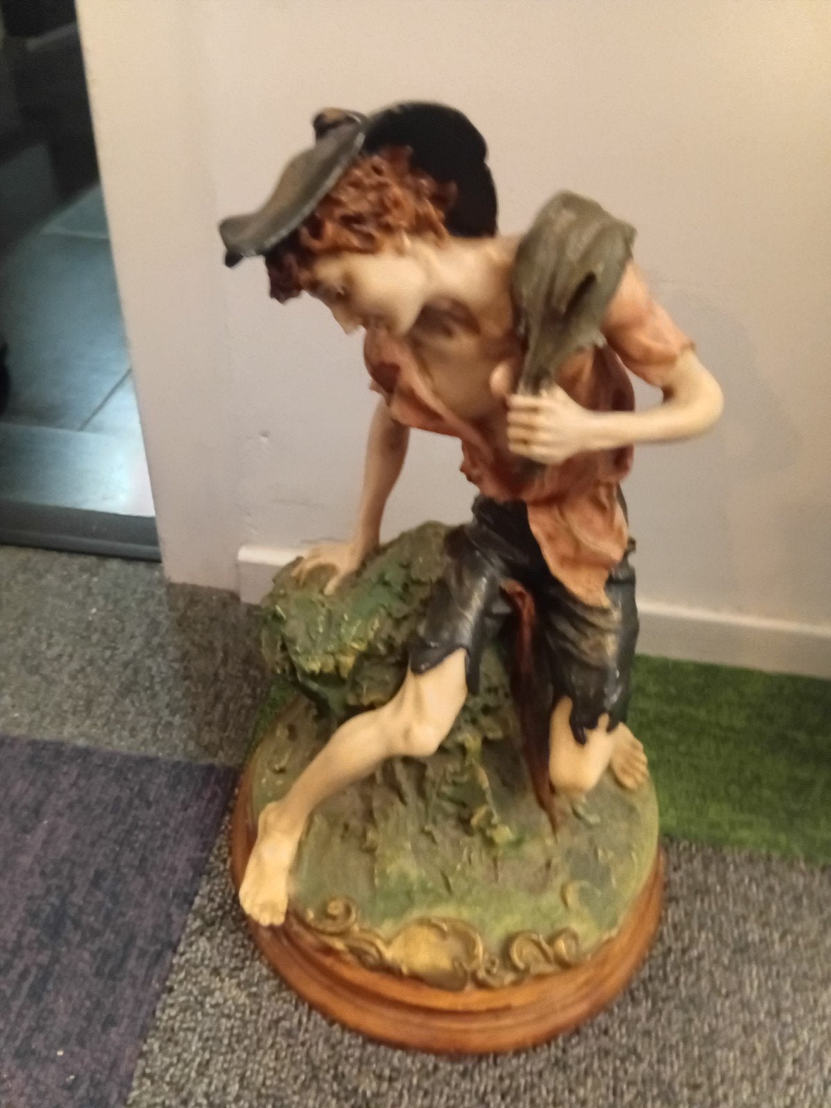 Vintage Beeld van Jongen met Hoed - Decoratief Kunstwerk, Ophalen, Handgemaakt, 20 - 50 cm, Steen of Keramiek