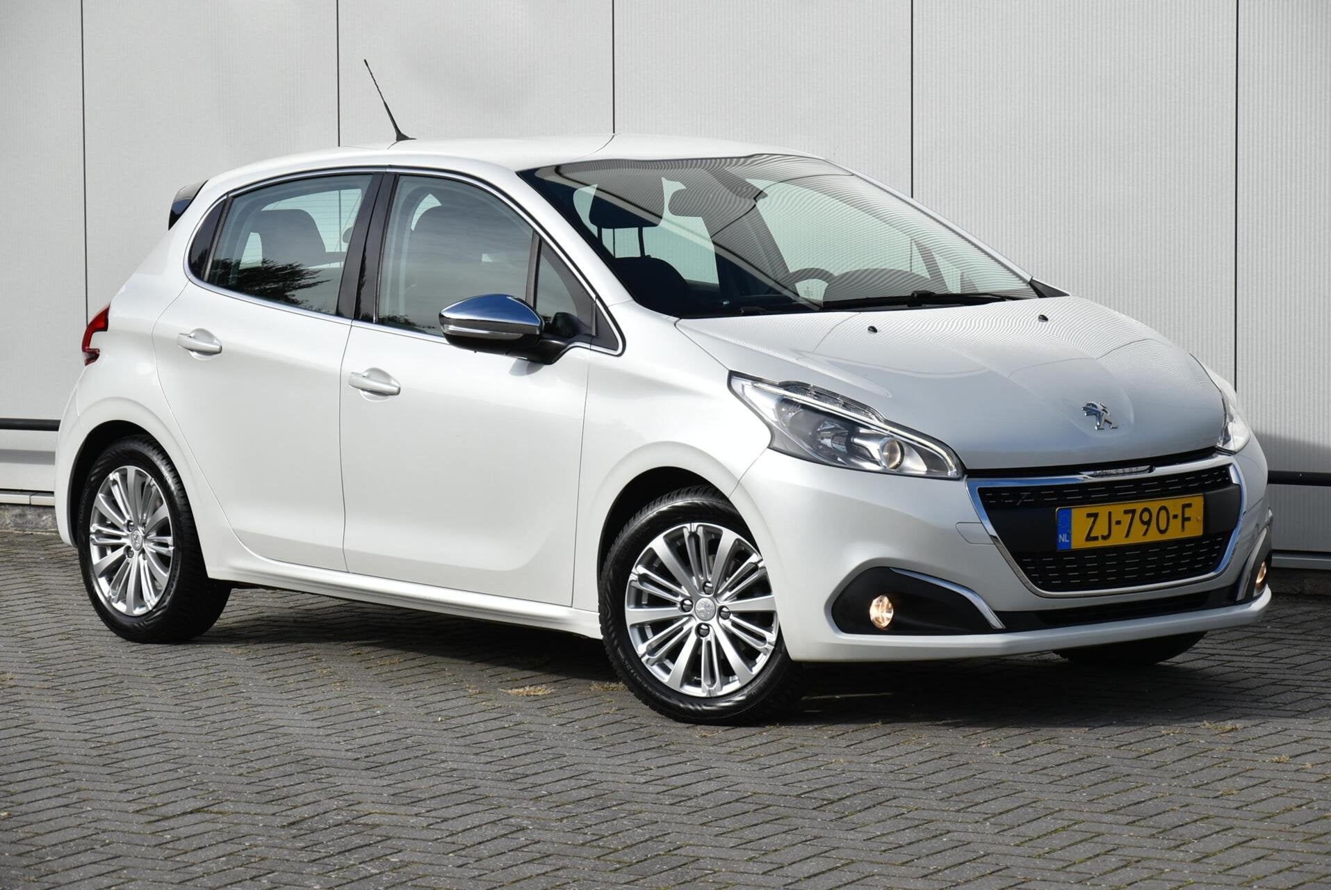 Peugeot 208 1.2 PureTech Allure Clima Airco Navi Apple Carpl, Voorwielaandrijving, Dealer onderhouden, Stof, Gebruikt