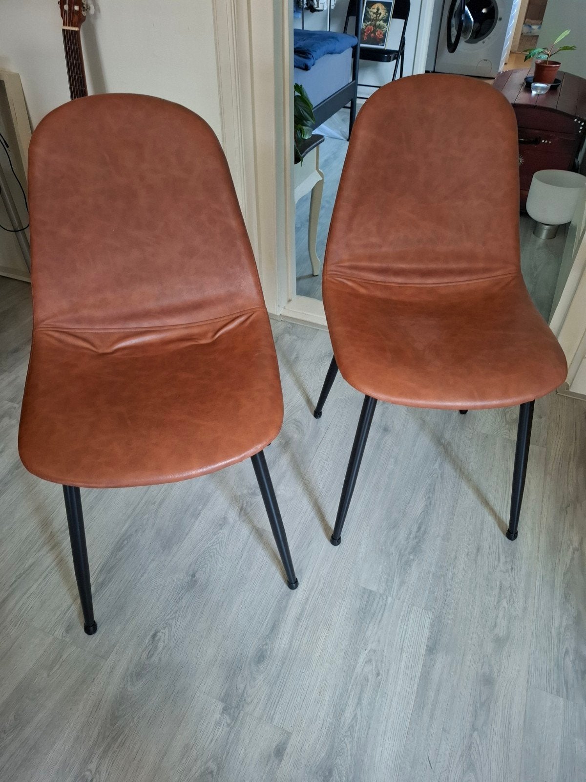 Gratis - 2 nette eetkamerstoelen, Huis en Inrichting, Ophalen, Kunststof, Twee, Bruin
