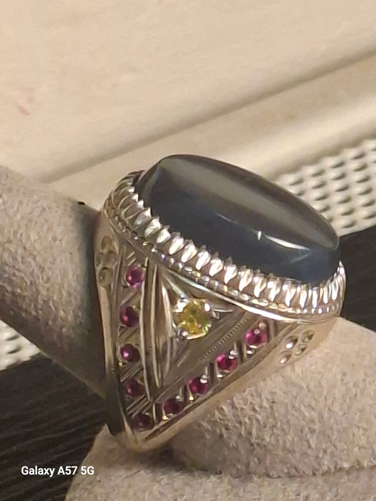 Zilveren ring met donkerblauwe steen en gekleurde edelstenen, 19 tot 20, Nieuw, Ophalen of Verzenden, Dame of Heer