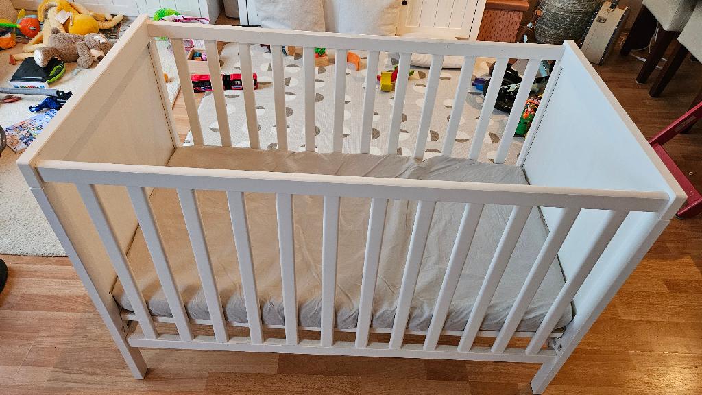 Sundvik babybedje en Sundvik commode/ladekast, Ophalen, Zo goed als nieuw, Jongetje of Meisje