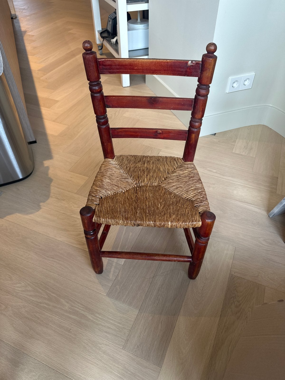 Vintage houten kinderstoel met rieten zitting, Ophalen of Verzenden