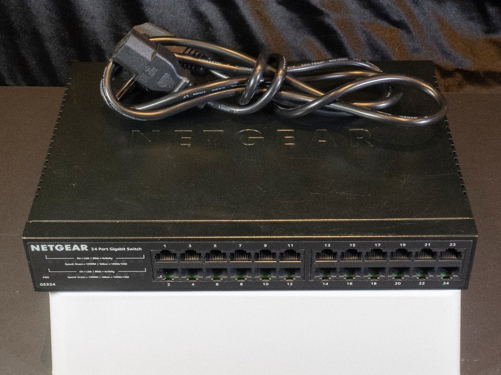 Te koop: Netgear GS324, een 24-poorts gigabit switch, Ophalen of Verzenden, Gebruikt