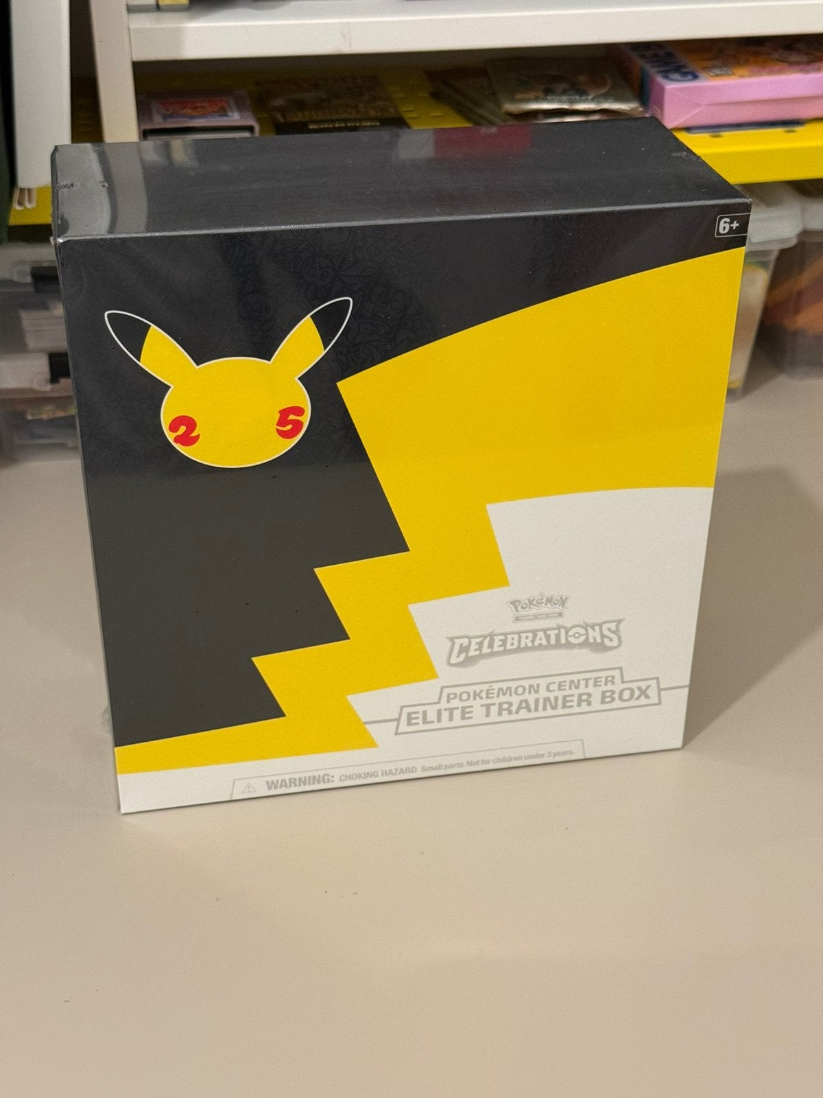 Celebrations Pokemon Center Elite Trainer Box Sealed, Hobby en Vrije tijd, Verzamelkaartspellen | Pokémon, Ophalen of Verzenden