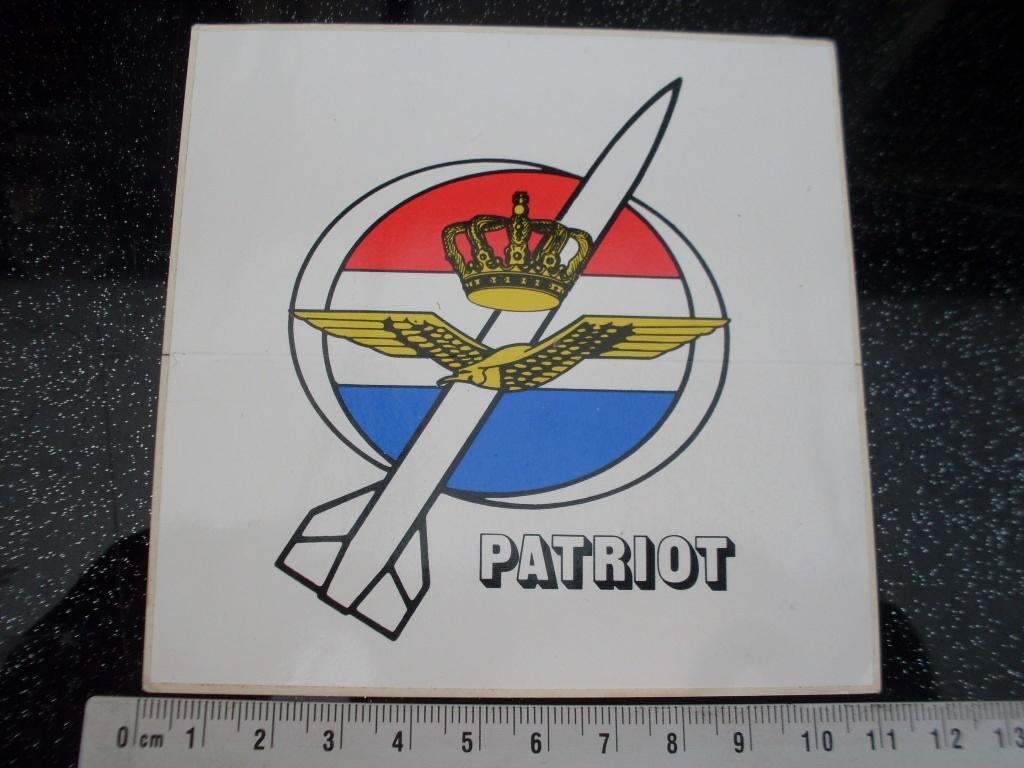 sticker patriot logo embleem bom rake, Verzenden, Zo goed als nieuw, Bedrijf of Vereniging