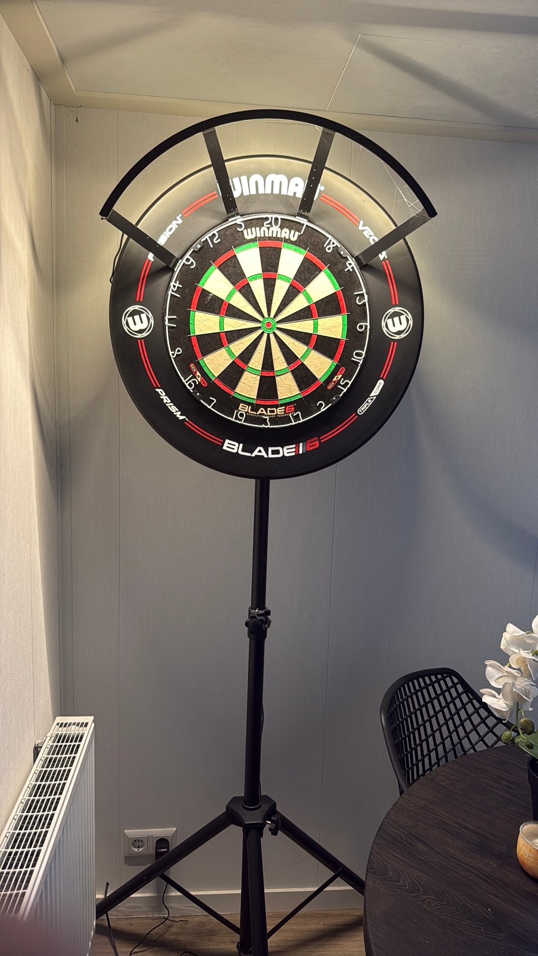 Winmau dartboard met surround, standaard en light bar, Ophalen, Zo goed als nieuw, Dartbord