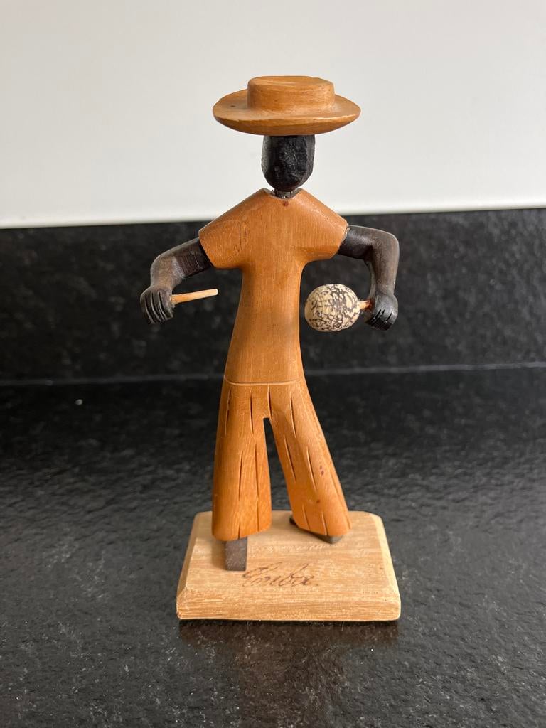 Houten beeldje van muzikant met maraca en stok, Antiek en Kunst, Kunst | Beelden en Houtsnijwerken, Minder dan 20 cm, Ophalen of Verzenden