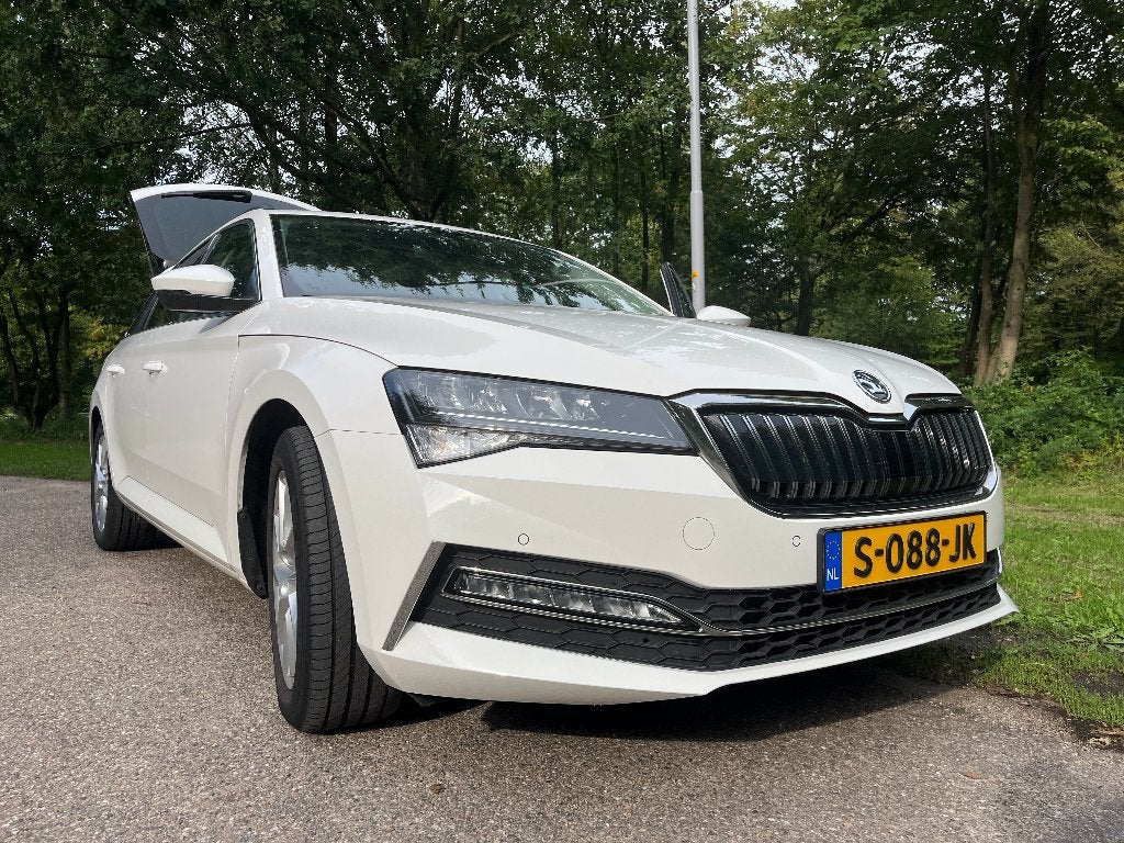 Skoda Superb 1.4TSI PHEV 217pk Dsg-6 75.000km panod. TOPPER!, Auto's, Skoda, Stof, Zwart, 4 cilinders, Wit