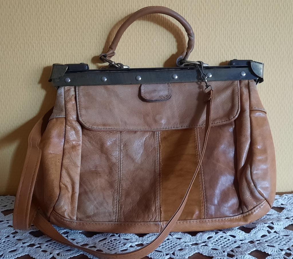 Leren vintage HANDTAS SCHOUDERTAS bruin. Met gave sluiting!, Ophalen of Verzenden, Gebruikt, Bruin, Handtas