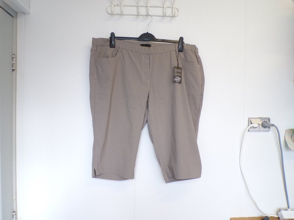 Taupe bermuda merk Stark, elastische taille 54 nieuw!, Kleding | Dames, Overige kleuren, Stark, Nieuw, Ophalen of Verzenden