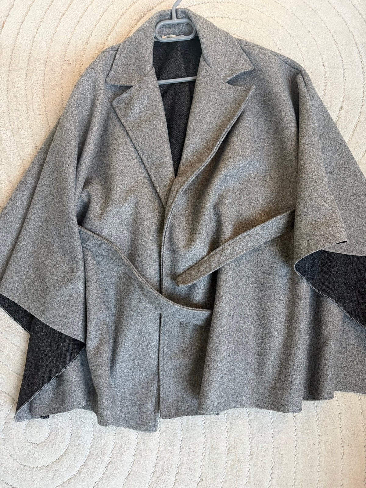 Grijze cape met ceintuur, Kleding | Dames, Ophalen of Verzenden, Zo goed als nieuw, Maat 38/40 (M), Grijs