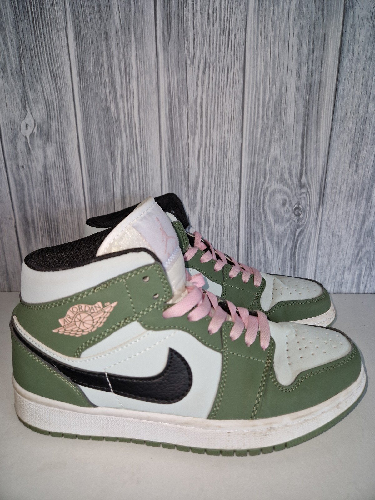 Nike Air Jordan 1 mid SE, Kleding | Dames, Schoenen, Ophalen of Verzenden, Zo goed als nieuw, Sneakers of Gympen