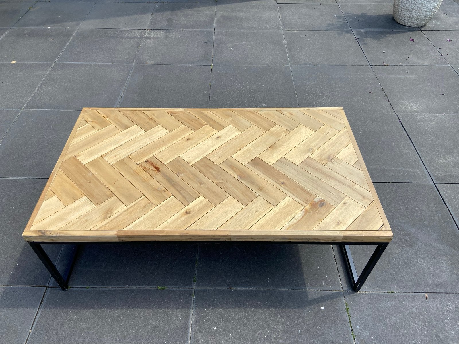 Salontafel met visgraatmotief en metalen onderstel, Ophalen, Gebruikt, 100 tot 150 cm, 50 tot 100 cm