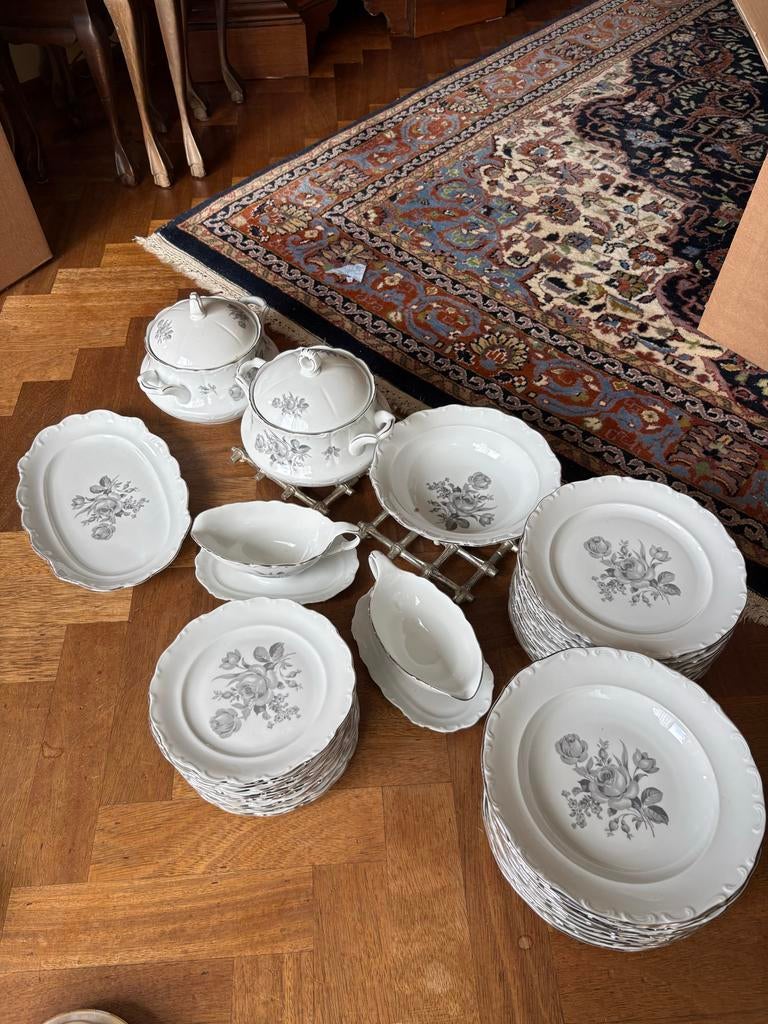 12 delig Wit Servies met Grijze Bloemen en Zilveren Rand, Gebruikt, Ophalen of Verzenden, Overige stijlen, Porselein