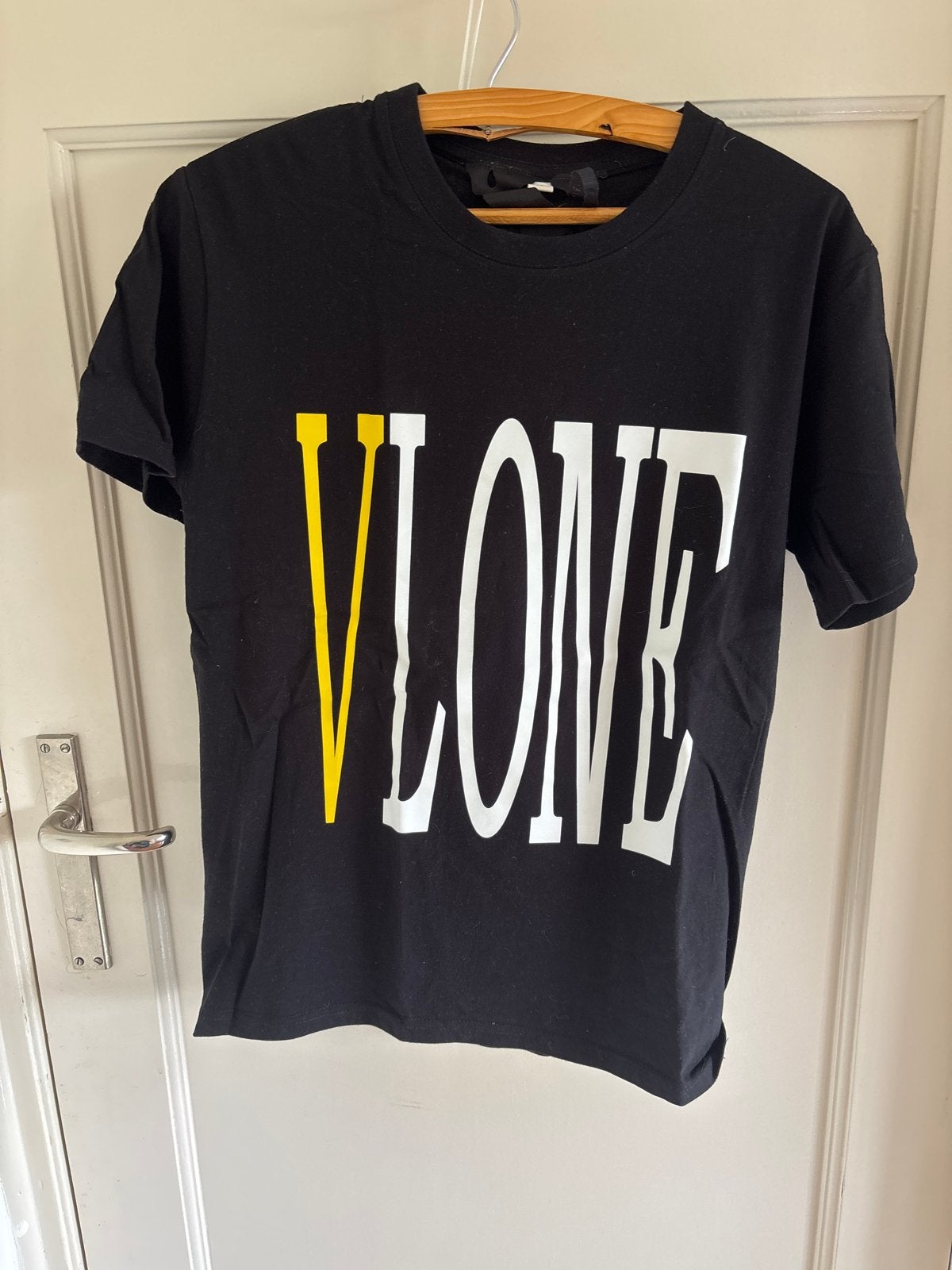 VLONE T-shirt Zwart met Gele en Witte Opdruk, Kleding | Heren, Ophalen of Verzenden, Zo goed als nieuw, Maat 48/50 (M), Zwart