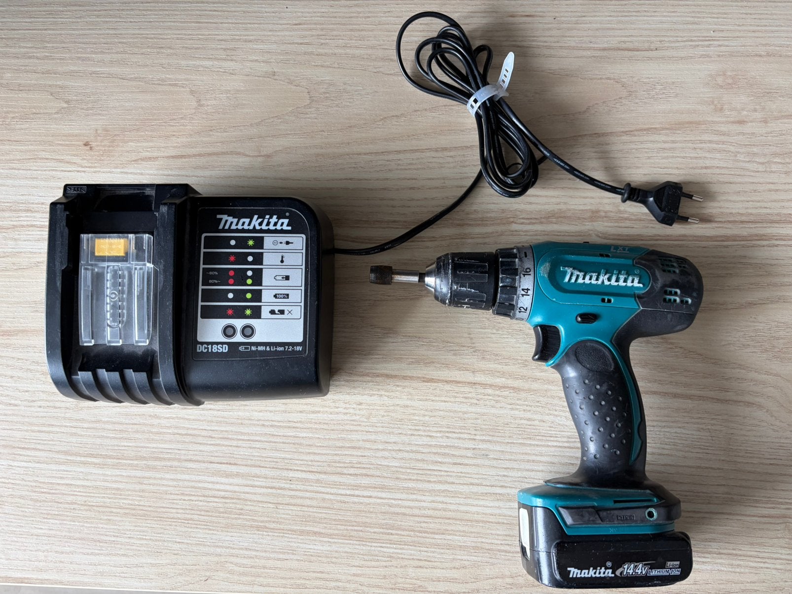 Makita BDF343 14,4V Accuboormachine + Accu's + Lader, Ophalen of Verzenden, Gebruikt, Boor- en Schroefmachine