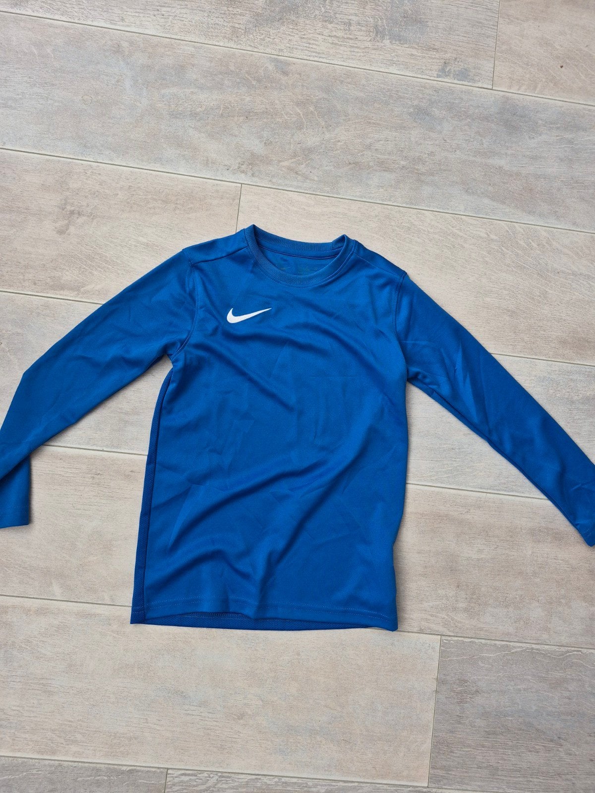 Nike sportshirt 137, Kinderen en Baby's, Ophalen of Verzenden, Zo goed als nieuw, Jongen of Meisje, Sport- of Zwemkleding