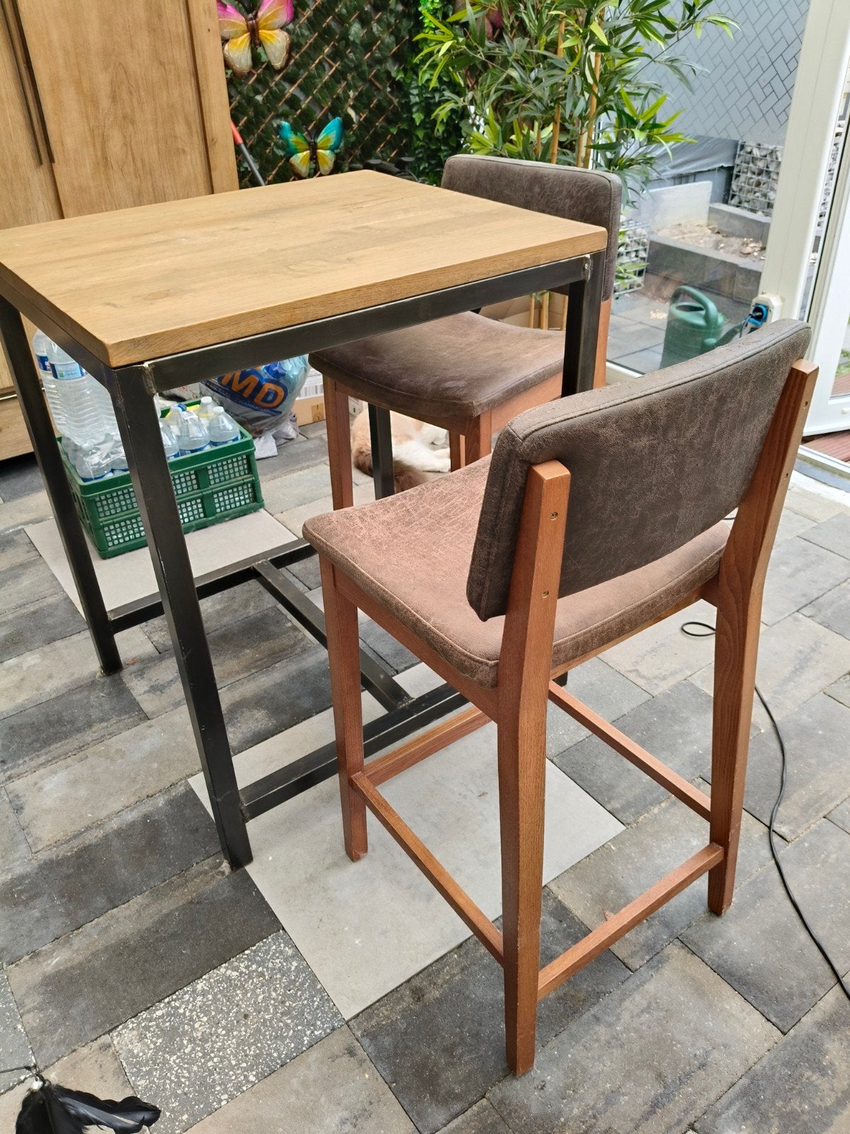 Foto 3 van Eikenblad keukentafel met stalen onderstel en 2 barkrukken