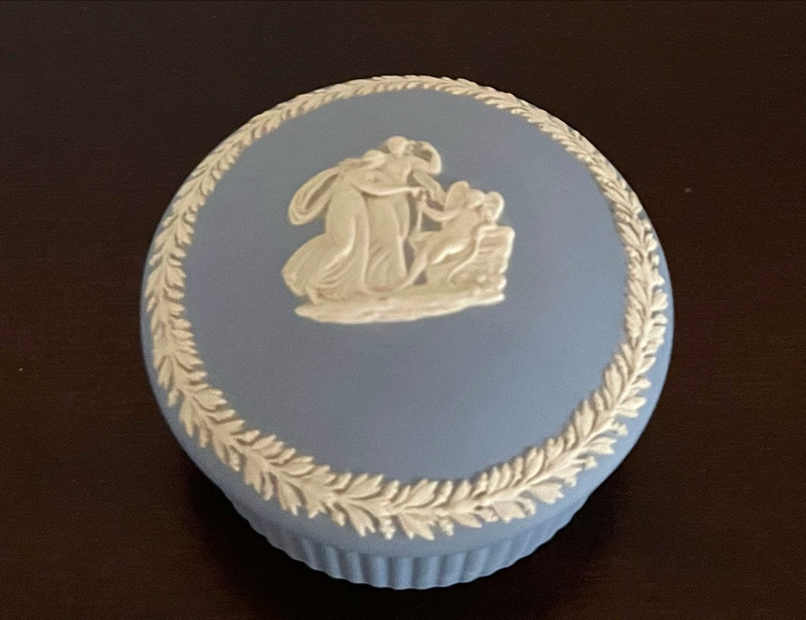 Wedgwood Jasperware Blauwe Ovaal Doosje met Reliëf, Ophalen of Verzenden