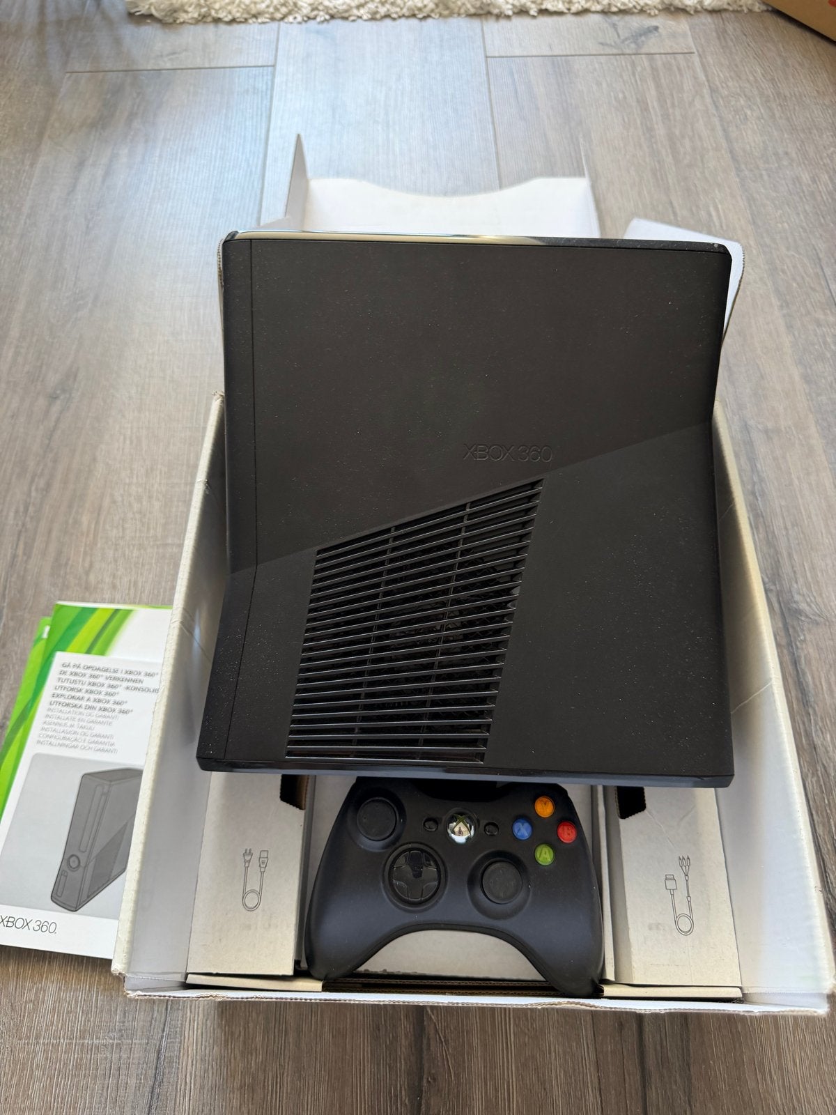 Xbox 360 in goede staat met controller en alle kabels, Spelcomputers en Games, Spelcomputers | Xbox 360, Gebruikt, 4 GB, 360 S