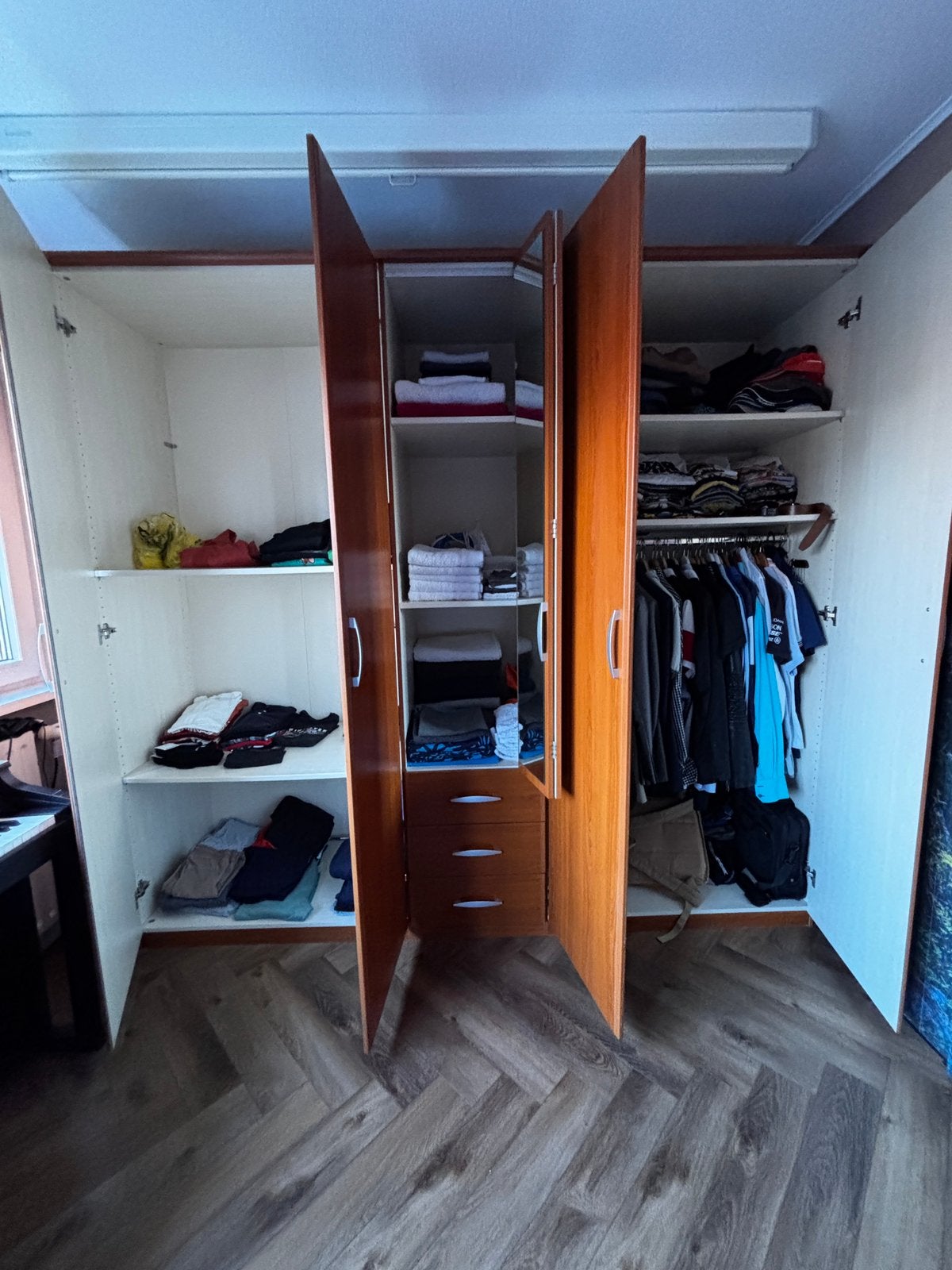 Grote kledingkast, veel ruimte, Huis en Inrichting, Ophalen, Gebruikt, 25 tot 50 cm, 200 cm of meer