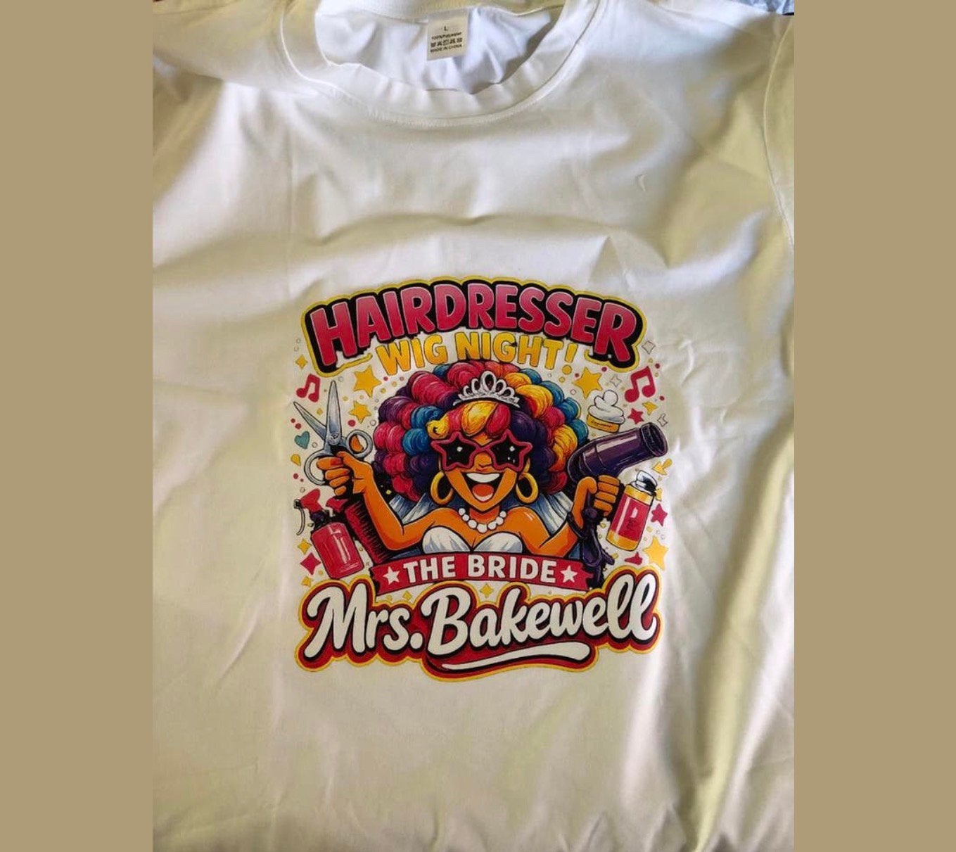 T-shirt, 'HAIRDRESSER WIG NIGHT! THE BRIDE Mrs. Bakewell', Wit, Maat 42/44 (L), Nieuw, Ophalen of Verzenden