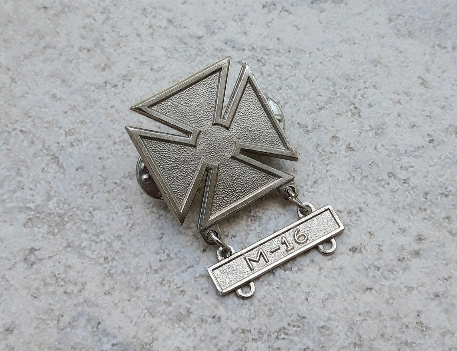 Marksmanship Qualification Badge met clasp M-16, Verzamelen, Militaria | Algemeen, Verzenden, Landmacht, Amerika, Embleem of Badge