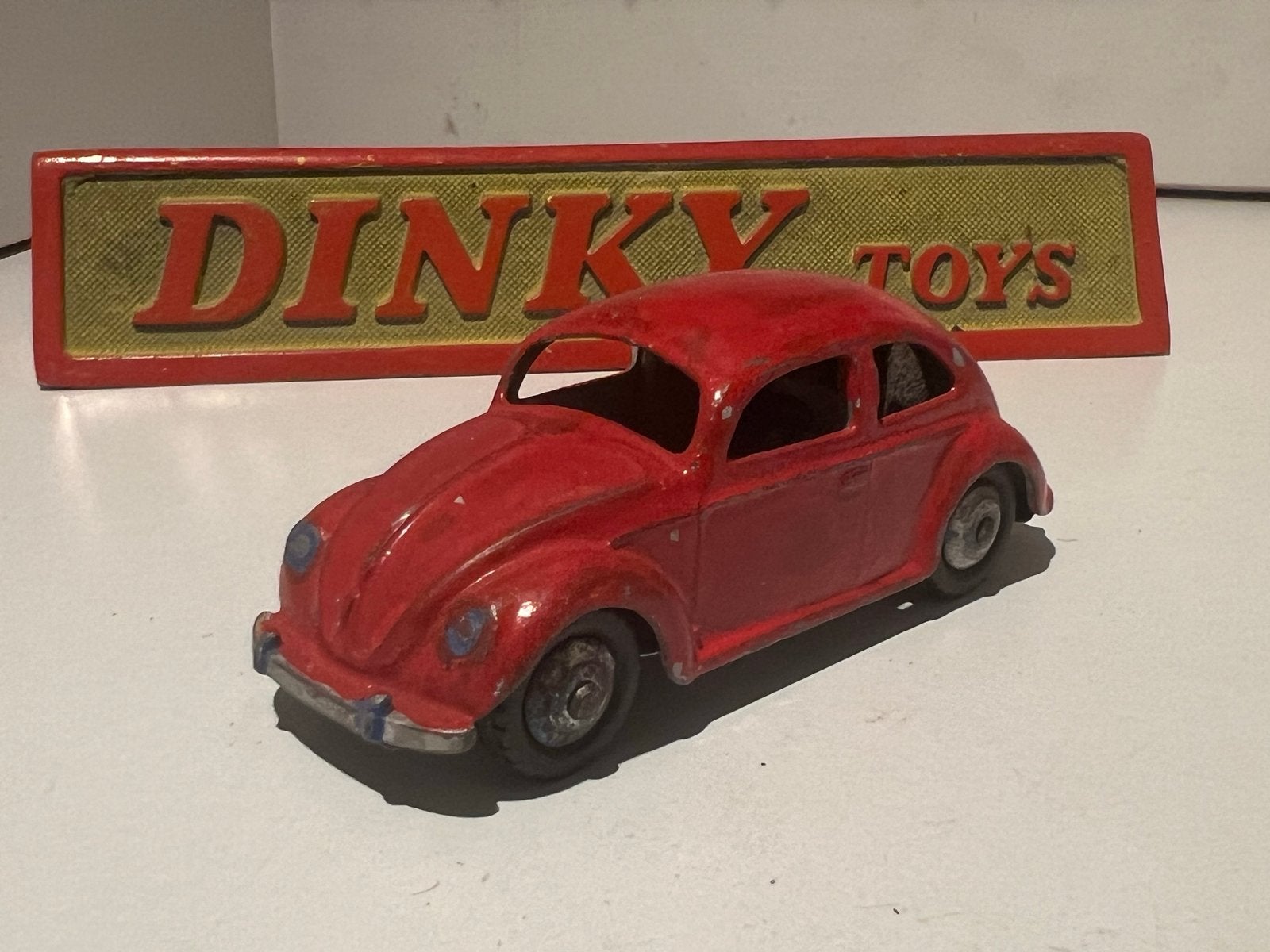 Dinky Toys Volkswagen Kever - Vintage Speelgoedauto Rood, Hobby en Vrije tijd, Ophalen of Verzenden, Gebruikt